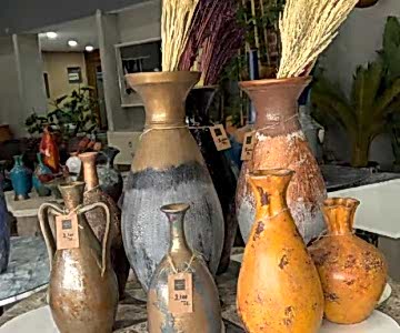 El yapımı sanatsal vazolar